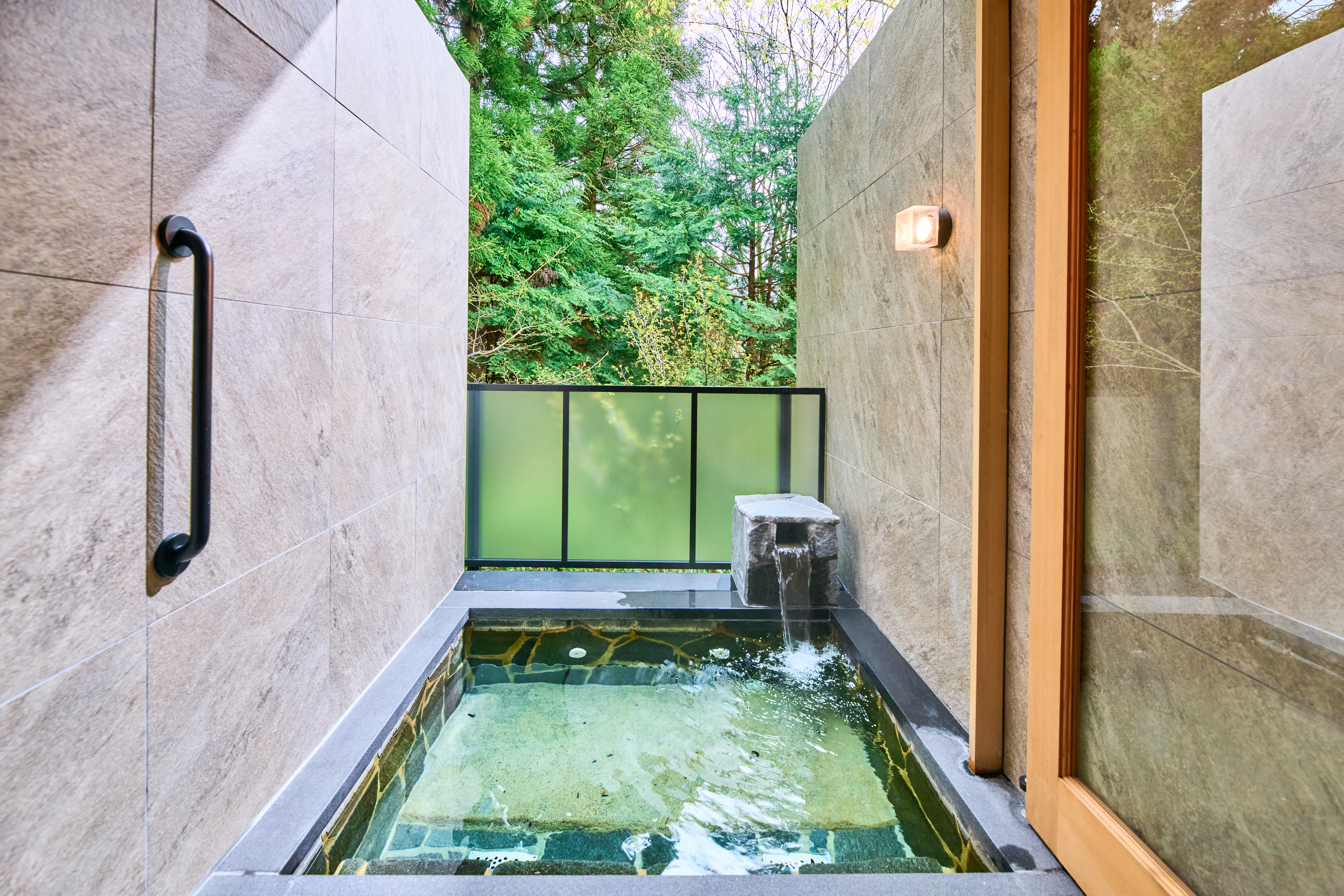 露天風呂（石張り）