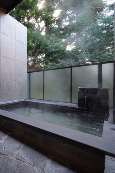 覇の湯（鉄平石と黒御影石）の露天風呂