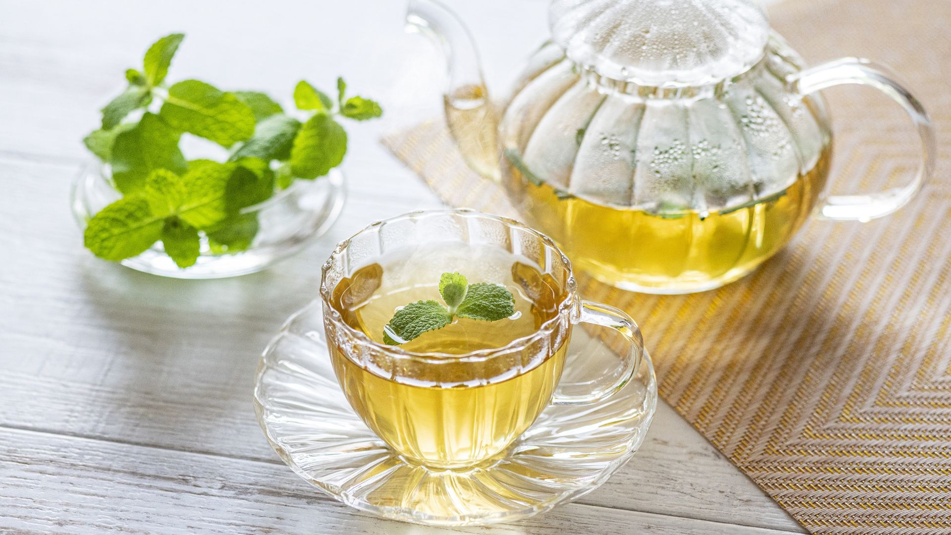 テラスで楽しむハーブティー（イメージ）